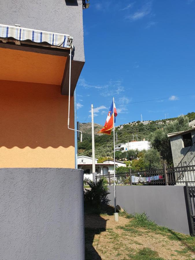 Apartmen Kuca Za Odmor I Familiju บาร์ ภายนอก รูปภาพ
